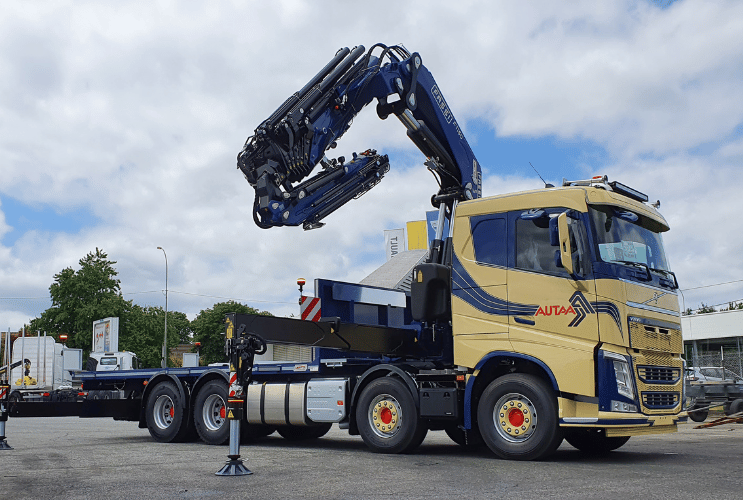 camion industriel avec grue