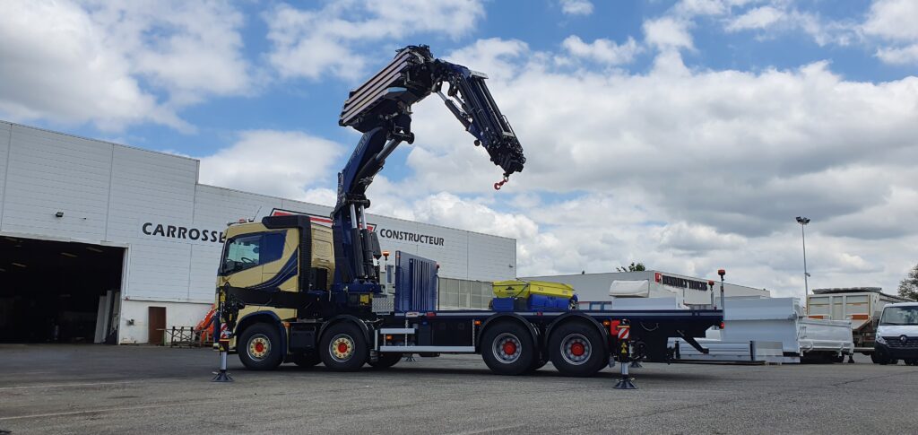 Camion industriel avec grue