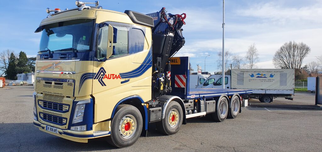 Camion avec un plateau