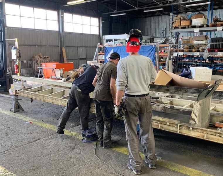 Equipe de carrosserie lahitte en train de faire des réparations